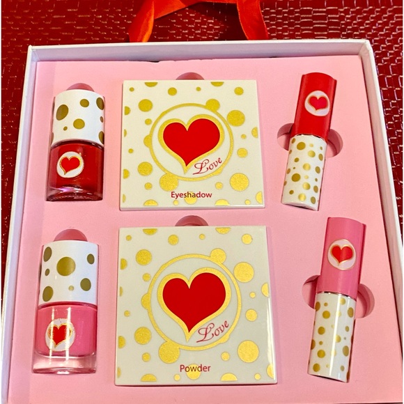 BNIB ❤️THE LOVE MAKEUP KIT/GIFT SET❤️ - Picture 11 of 12